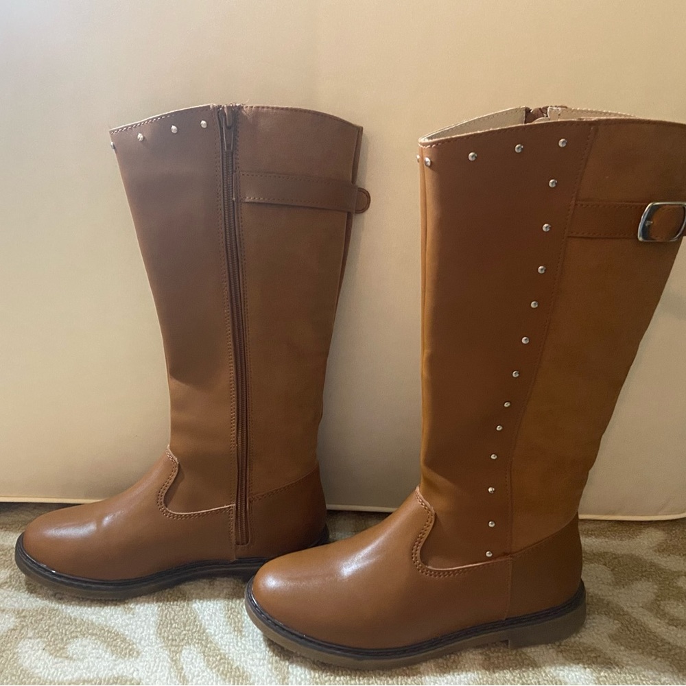 Big Girl Brown High boots. New, never use. Size 3 (35)